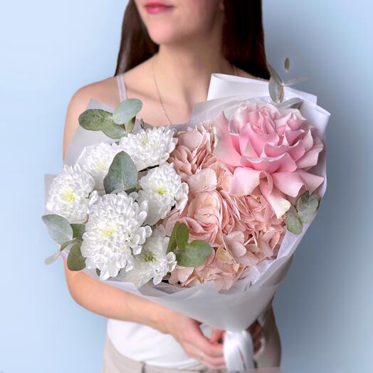 Букет французская роза, розовая гортензия, кустовая хризантема и эвкалипт