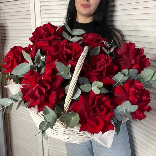 Корзина с бордовыми французскими розами🌹от цветочной студии Сантини