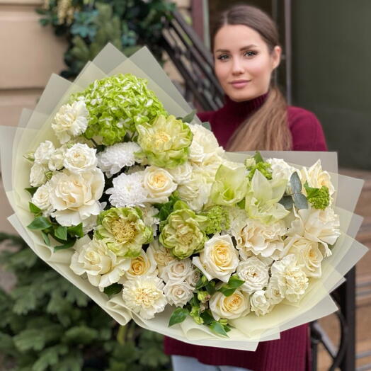 Авторский букет бело-зеленый с амариллисом и розами