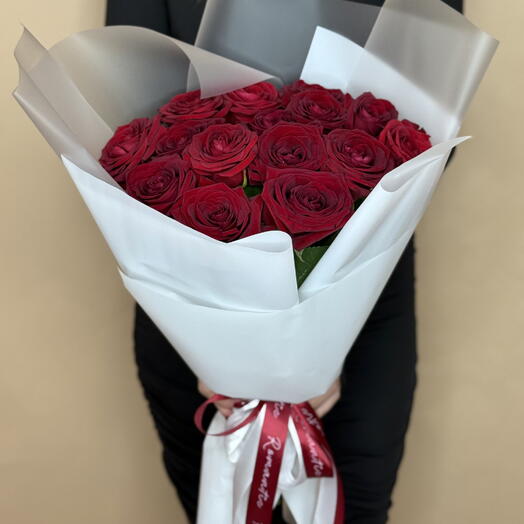 Букет 15 красных роз в современной упаковке