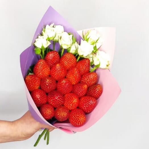 Букет из клубники и кустовых роз 1