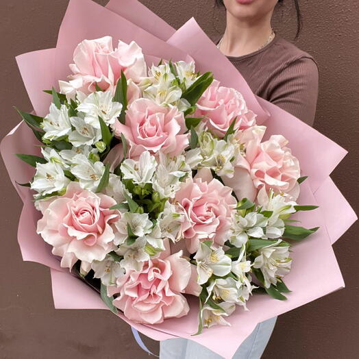 Букет с французскими розами и альстромериями D079