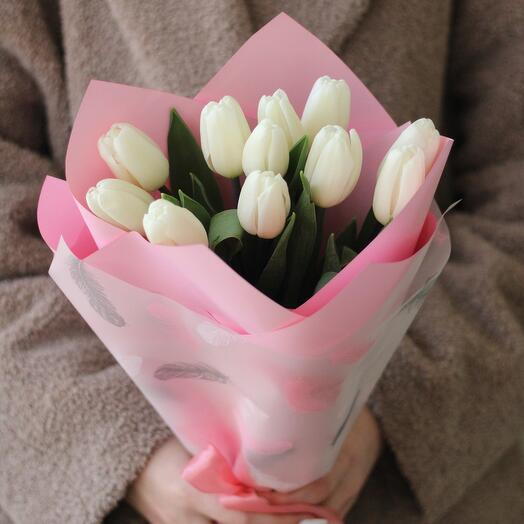 11 белых тюльпанов