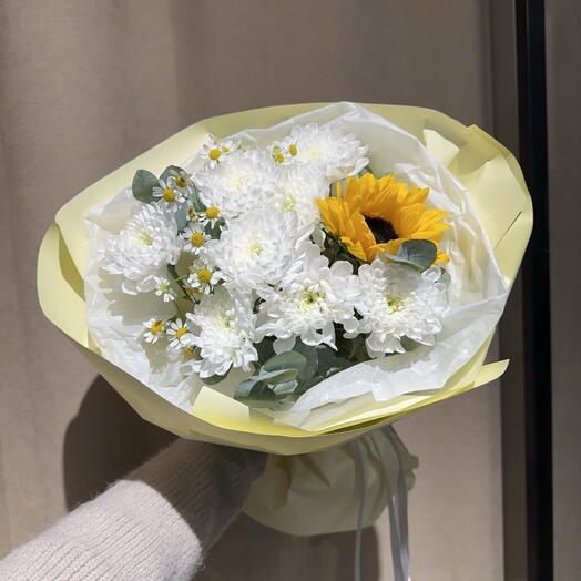 Букет с подсолнухом и хризантемой