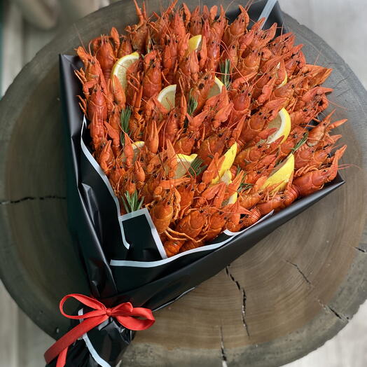 Сочные вареные раки  в стильном букете