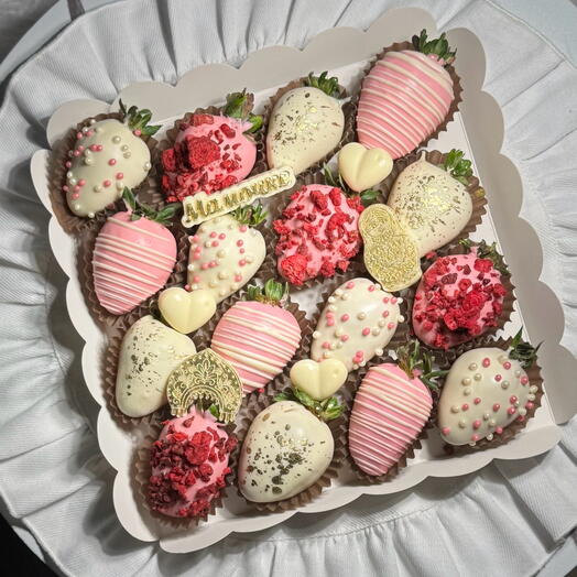 Клубника в шоколаде коробочка 16 ягод  розовая маме