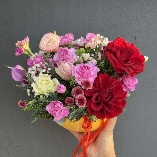 Цветочная композиция в тыкве с красной французской розой