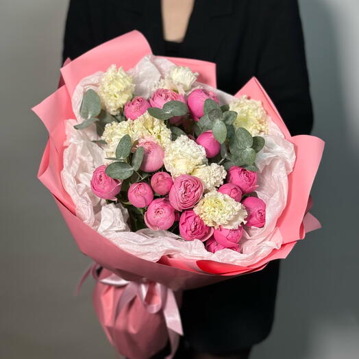 Пышный букет с розами Сильва пинк и махровой эустомой