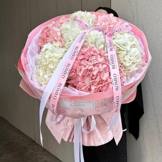 Облачко гортензий в стильном оформлении