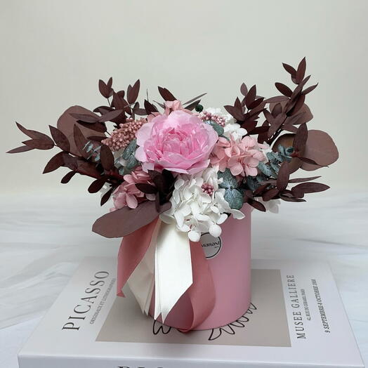 Простоит 1 год! Композиция из стабилизированных цветов в шляпной коробке