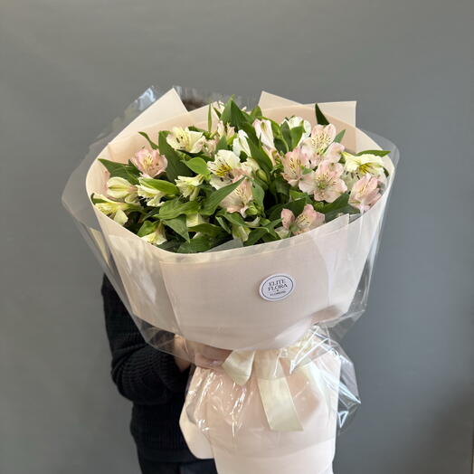 Нежный букет из альстрамерии