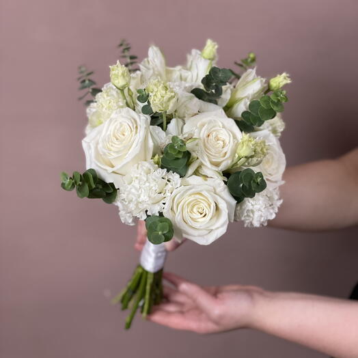 Свадебный букет с пионовидными розами и нежным лизиантусом (379)