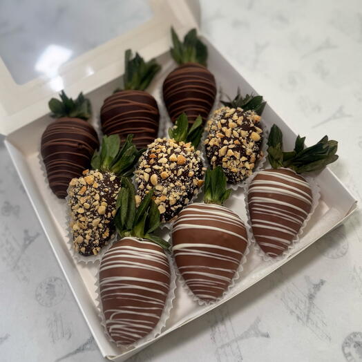 Conjunto de fresas cubiertas de chocolate
