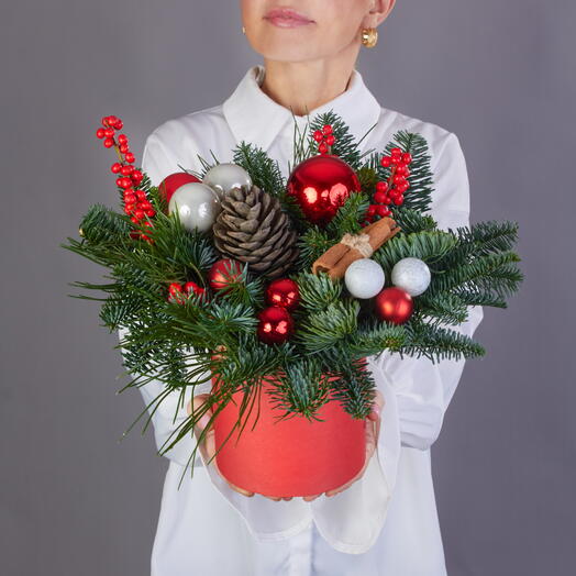 Новогодняя композиция из Ели нобилиса в шляпной коробке