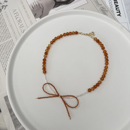 Колье/чокер ручной работы с бантиком из сердолика, перламутра и стеклянных бусин. Подарок девушке, любимой, женщине