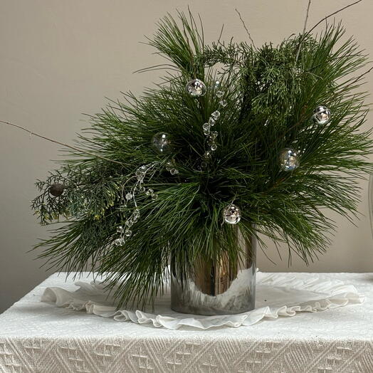 Стильный хвойный минимализм в керамическом горшке