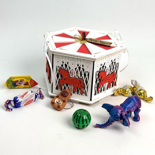 Новогодний подарок для детей «новогодняя карусель с подвижной игрушкой,конфетами и брелок капибара