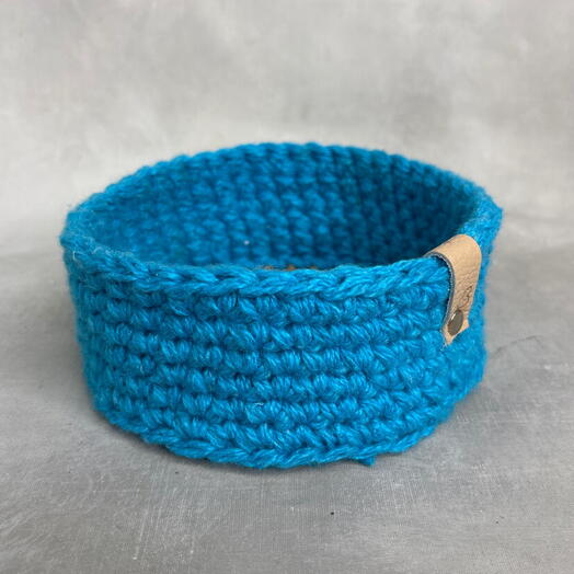 Вязаное кашпо ручной работы в голубом цвете диаметр 14 см