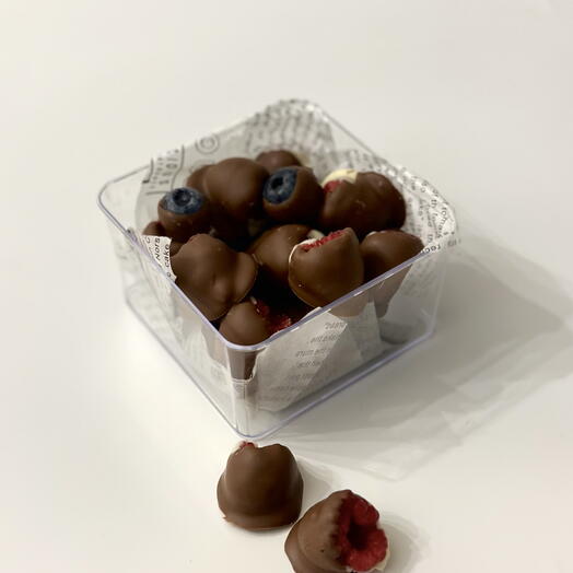 Малина и голубика в шоколаде