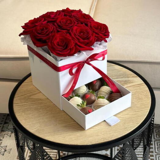 Шкатулка из клубники в шоколаде «Антелао»