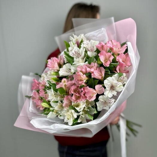 Большой букет из 19 стойких цветов: альстромерии белого и розового цвета
