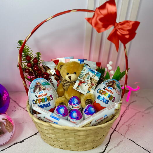 Новогодняя подарочная корзина с игрушкой и киндерами