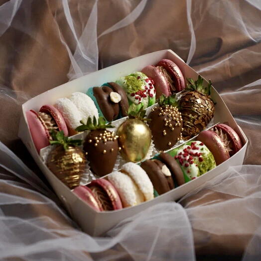 Микс набор из макаронс и клубники в шоколаде