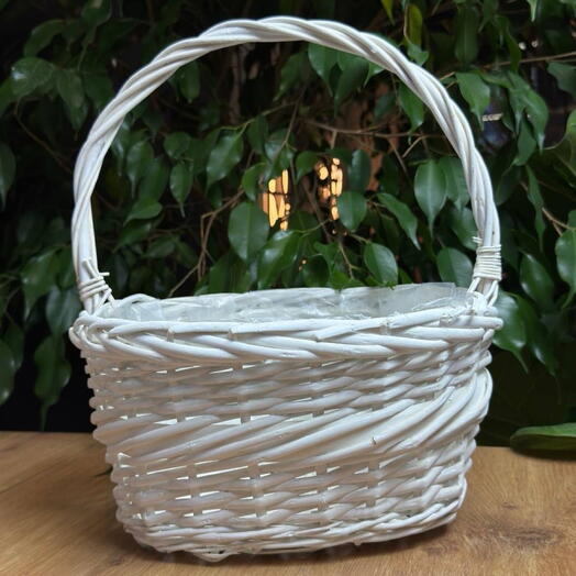 Корзина плетенная с ручкой белая