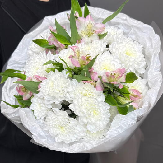 Букет с кустовой хризантемой Алтай и альстромерией