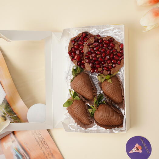 Набор клубника в шоколаде в коробке и гранат в Бельгийском шоколаде