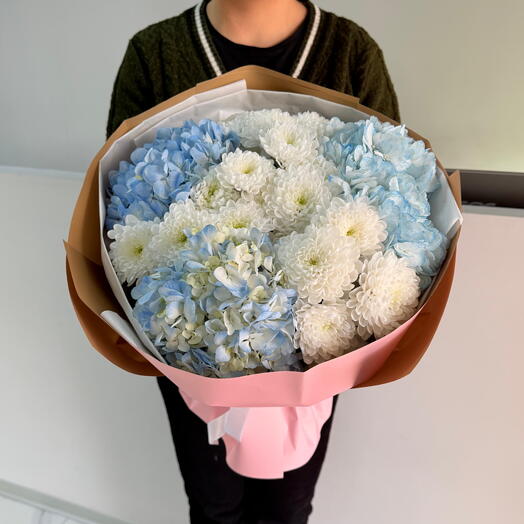 Воздушный букет из гортензии и хризантем