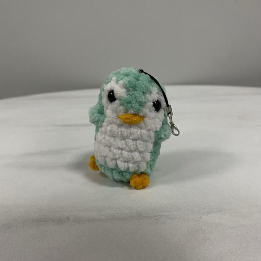 Вязаная игрушка Пингвин брелок (бирюз.)