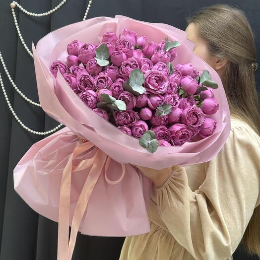 Пышный букет из пионовидной розы