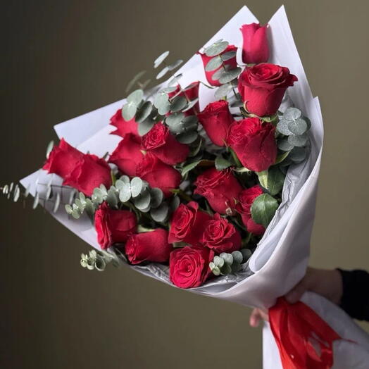 Красные розы с эвкалиптом