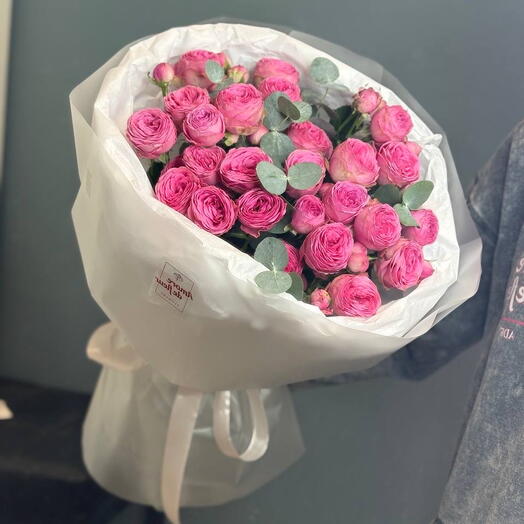 Букет пионовидных кустовых роз с эвкалиптом🌸
