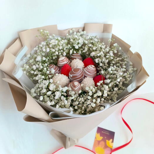 Букет с гипсофилой+ 🍓"Пушистая сказка"