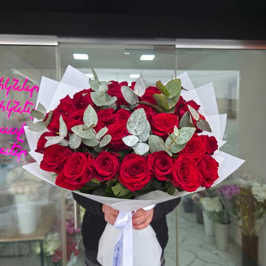 39 красных роз с эвкалиптом