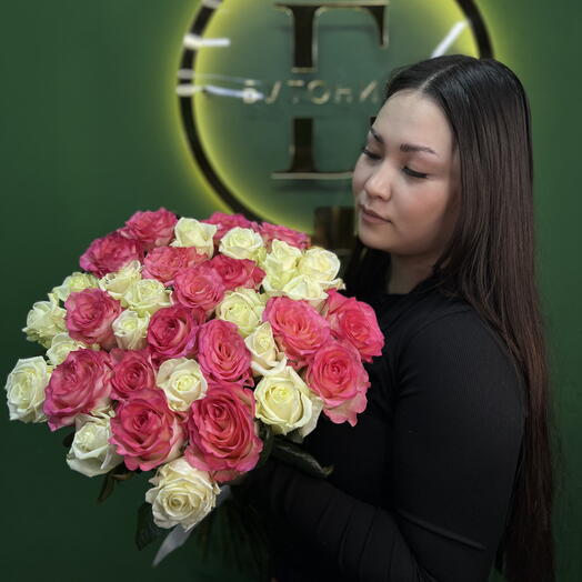 Букет микс из 35 белых и розовых роз