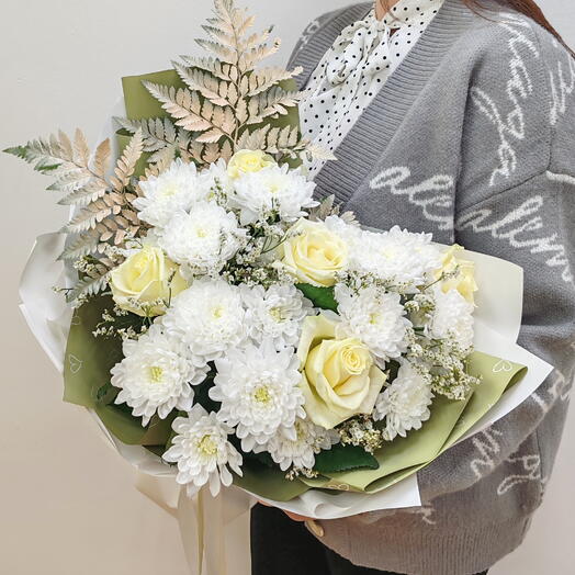 Букет Нежность в феврале, из белой кустовой хризантемы, белых роз, лимониума и папоротника