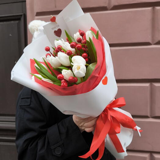 Монобукет 15 белых тюльпанов с ягодками