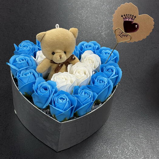 Композиция из мыльных голубых роз