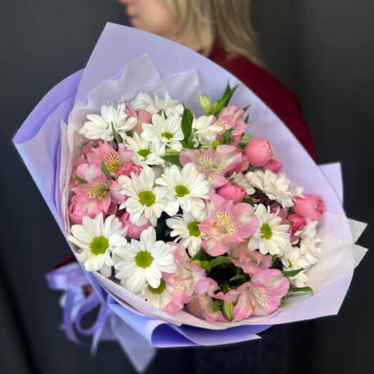 Букет из стойких цветов с пионовидными розами и хризантемами