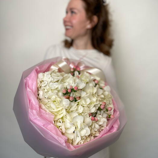 Букет с гортензиями и гиперикумом