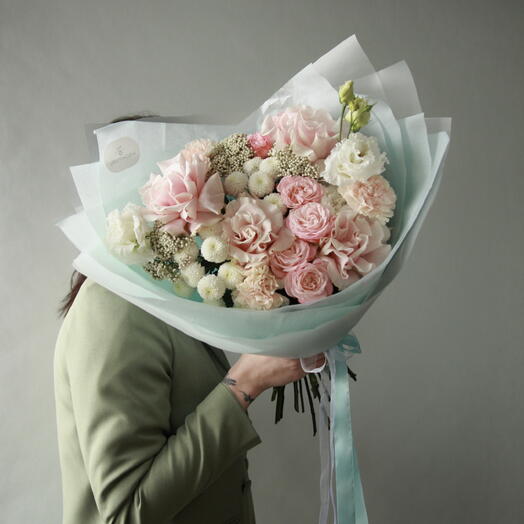 Букет с французскими розами и озотамнусом