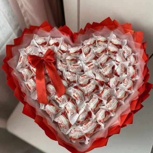 Букет-сердце из Raffaello на 14 февраля макси