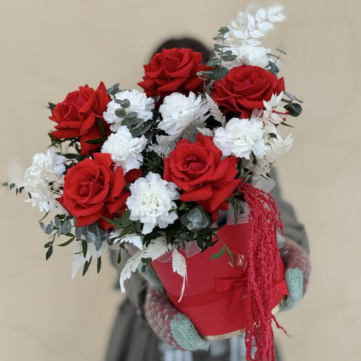 Композиция «Любовь» с алыми розами