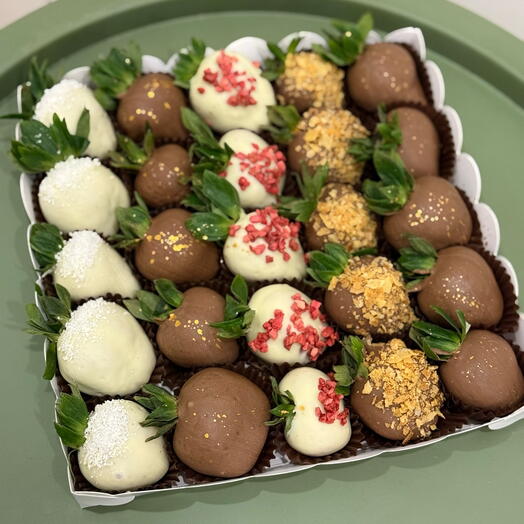 Клубника в молочном и белом шоколаде 25 штук