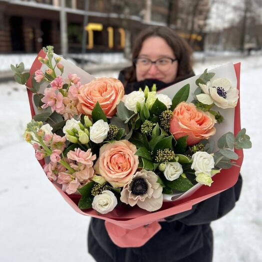 Букет из роз, анемонов и маттилы