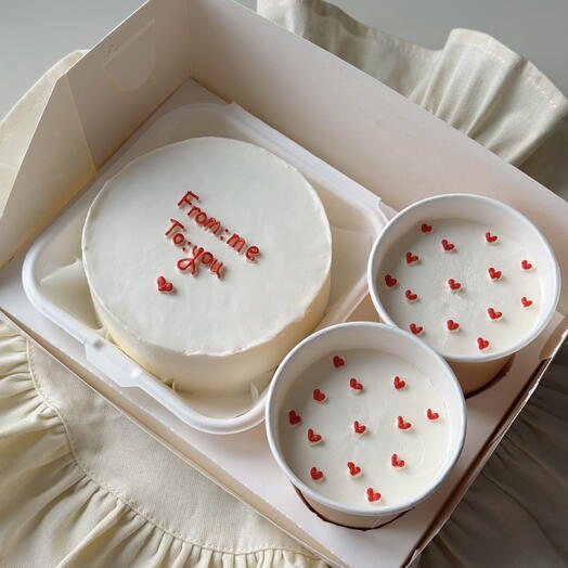 Набор бенто-торт +2 стаканчика «валентинка» девушке