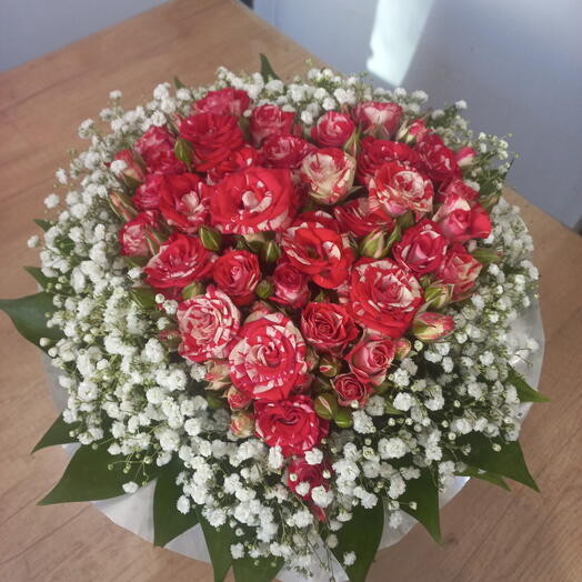 Сердце из кустовой розы и гипсофилы в коробке